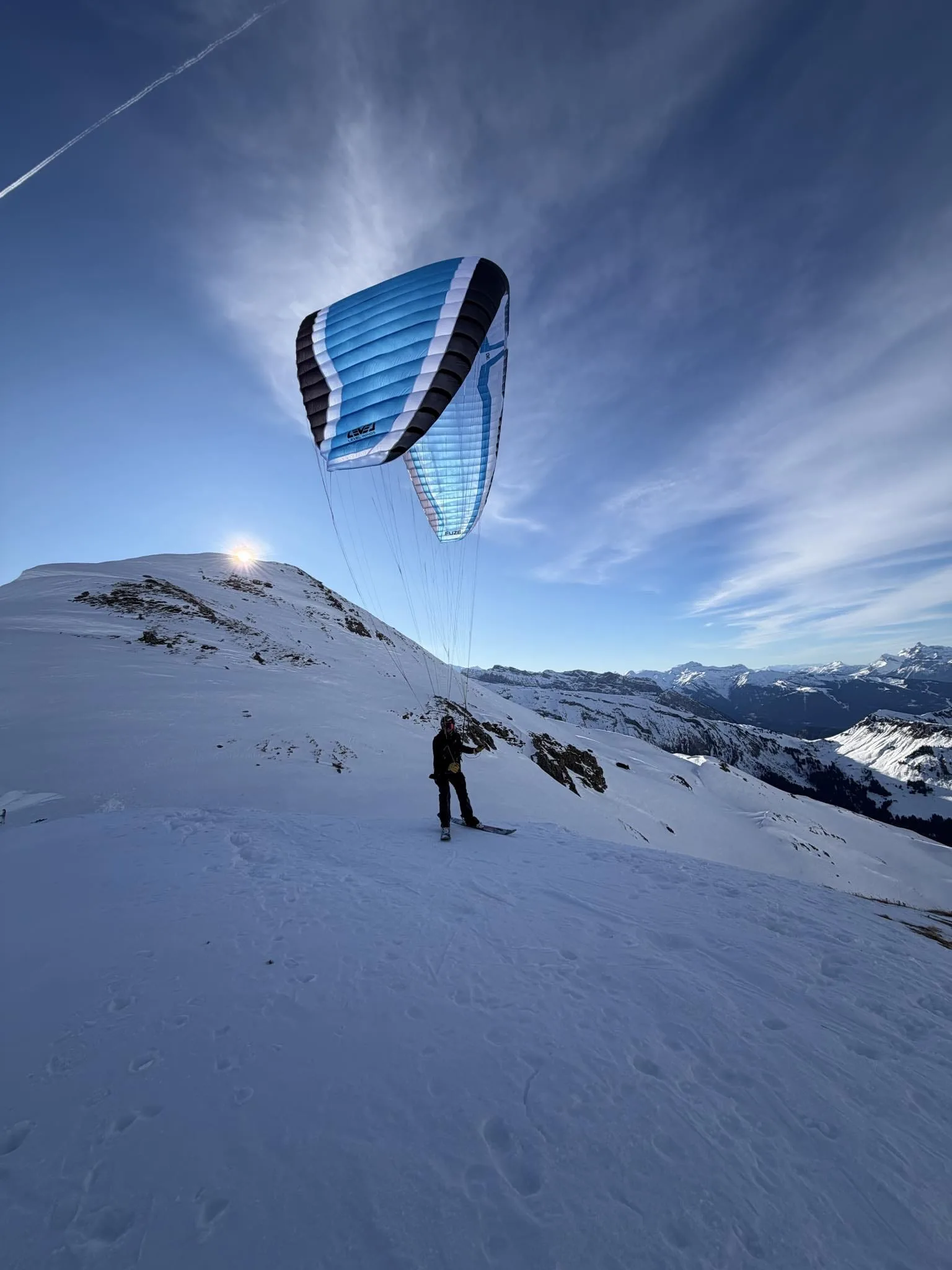 Parakite sur neige face aux sommets