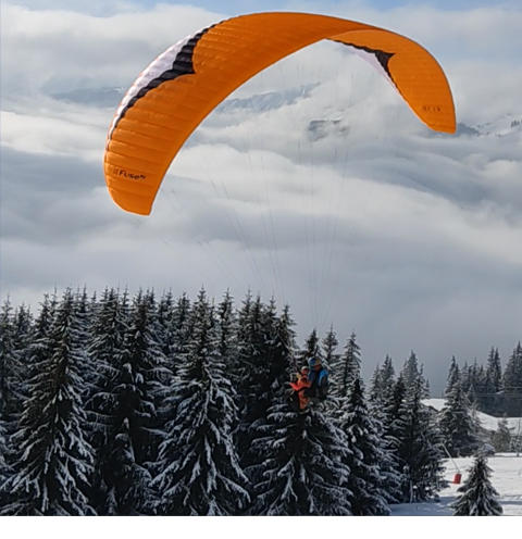 Vol hivernal en parapente au-dessus des nuages