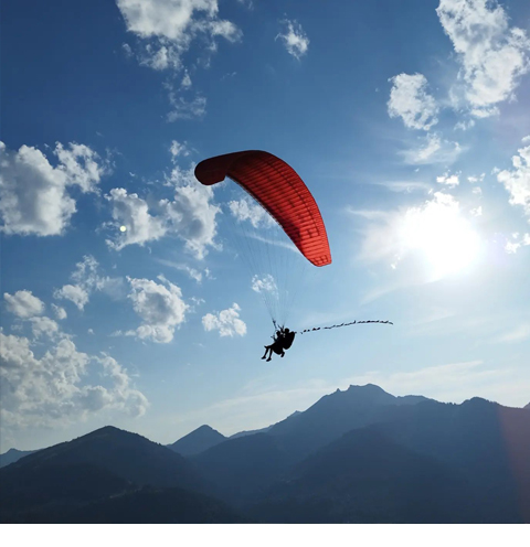 Silhouette de parapentiste en vol
