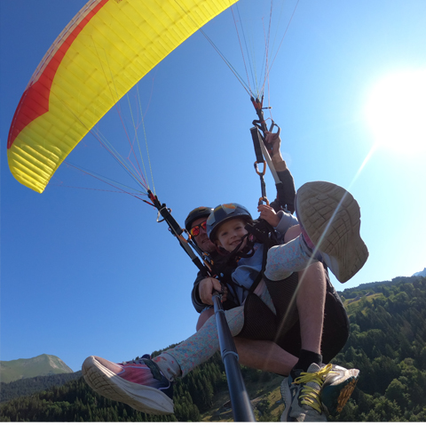 Enfant en vol parapente